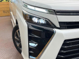 【LEDヘッドライト】悪天候や夜間走行時も良好な視界を確保し安心して運転できる高輝度LEDヘッドライトを装備!点灯速度が早く、消費電力も抑えられています。