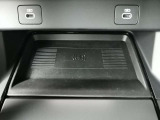 置くだけで充電が可能なワイヤレス充電を装備。