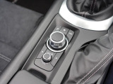 マツダコネクトを操作するコマンダーコントロールです。運転中に自然と手の触れる位置に配置されています。