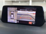 360度ビューカメラを搭載。4方の小型カメラの映像を処理し、車両真上からの映像に変換しています。