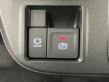 【電動パーキングブレーキ+オートブレーキホールド機能】 指先だけで簡単に操作が可能なパーキングブレーキ、スイッチを押すとブレーキペダルから足を離してもブレーキを保持できるオートブレーキホールド搭載。