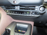 左右独立温度コントロールフルオートエアコンです。運転席、助手席それぞれで独立して温度設定ができます。冷え性の方が乗っても安心ですね♪
