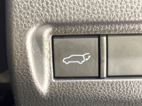 【パワーバックドア】スマートキーや運転席のボタンを押すだけでリアゲートが自動で開閉します!荷物を持っている時や、高い位置にあるバックドアを閉める際に便利な機能です♪