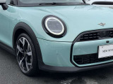 アダプティブLEDヘッドランプは、「MINIクーパー」全車に共通する標準装備のアイテム。デイタイムランニングランプは「Classic」、「Favoured」、「John Cooper Works」の3種類から、点灯形状を選択できる。