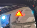 【後方車輛検知】走行中、ドアミラーの死角になりやすい箇所に後続車が接近するとサイドミラー付近に警告を表示、ドライバーに注意喚起をしてくれます。