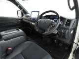 シンプルで使いやすいデザインの運転席です。