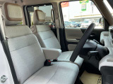 運転席・助手席は、ゆったりと座れるサイズで、長時間の運転でも快適です。