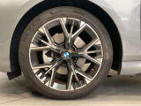 BMWの純正アロイホイールは軽量かつ強度にも優れているホイールで走行性能を引き上げる設計になっております。足元にもBMWは妥協がなくこだわっている個所になります。