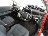 シンプルで使いやすいデザインの運転席です。