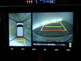 【全周囲モニター】車を上空から見下ろしたような映像をカーナビ画面に映し出し、車庫入れや縦列駐車をサポートしてくれます。