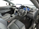 高級感のある美しいインテリアデザインの運転席です。