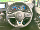 インテリアに合わせたデザインのステアリングは、運転される方のことも考え、運転しやすい形状、大きさです。是非一度、実際に触ってお確かめください。