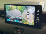 【マルチビューカメラシステム】専用のカメラにより、上から見下ろしたような視点で360度クルマの周囲を確認することができます☆死角部分も確認しやすく、狭い場所での切り返しや駐車もスムーズに行えます。