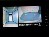 アラウンドモニター 白線や駐車車両をナビ及びルームミラーに表示 駐車している車両との位置関係も一目で分かって安心です
