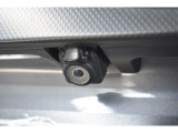車両後方の映像を車内のディスプレイに表示し、駐車時や後退時の障害物や歩行者の確認を補助します。 広角レンズを採用し、広い範囲を映し出すことができます。