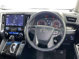 運転席まわりです。 各操作スイッチは使いやすい位置に配置されてます。