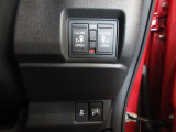 両側電動スライドドア。荷物で手が塞がる時など簡単にドアの開閉が出来ます。何より力いらずで開閉OK。女性やお年寄りにも優しい。電動機能はOFFにもできますから元気なお子様の駆け出しも安心。