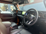 シンプルで使いやすいレイアウトが魅力の運転席です。