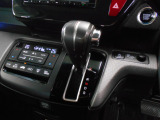 インパネシフトだから視線の移動も少なく足元もスッキリ。運転席もゆったりしているのでゆとりを持ってドライブできますね。