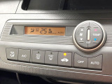 【オートエアコン】一度お好みの温度に設定すれば、車内の温度を検知し風量や温度を自動で調整。暑い&hellip;寒い&hellip;と何度もスイッチ操作をする必要はありません。快適な車内空間には必須の機能ですね♪