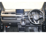 操作性に優れた運転席となります!小物入れや各ボタンの配置にこだわり、使いやすいです!座り心地もよく視認性も良好なのでロングドライブもお任せ下さい!