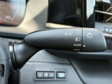 【オートライト(AUTO)】外の明るさをシステムが感知して、自動でヘッドライトが点灯します。ヘッドライトをつけ忘れを防ぐ便利機能です。