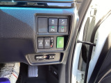 【両側パワースライドドア】です。リモコンや運転席のスイッチ操作で楽々自動開閉。