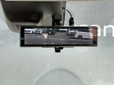 スマート・ルームミラーは、車両後方のカメラ映像をミラー面に映し出すので、同乗者や荷室の車内状況に影響されず後方視界が得られます。