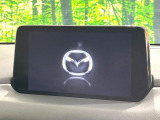 【マツダコネクト】車内の雰囲気にマッチした大型のディスプレイ。スマホ接続でのナビ使用やBluetooth再生等、様々な機能が楽しめます。直感的なダイヤル操作が可能で、使い勝手も良好です。