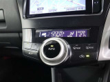 オートエアコンで車内の温度管理も自動調整で行ないますのでらくらくです!安心して運転に集中できます!!