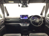 【前方視界】開放的な前方視界!運転がしやすく疲れにくいです♪窓が大きく、見通しがとっても良いおクルマですよ♪