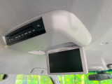 【後席モニター】家族や友人とお出かけする機会が多い方に大人気の後席モニターを装備!見やすい位置に画面がありテレビやDVDの視聴も快適!友達もお子様も、後席にしか乗らなくなるかも??