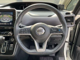 右、高速道路でアクセル、ブレーキ、ステアリングをサポートするプロパイロットの操作スイッチ。左、ナビ、メーターパネル内を操作するスイッチ。