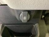 アクセサリーソケットはUSBのアダプターなどをつければ、スマホの充電にも使えます。周辺には物が置けるボックスがついています。