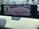 狭い場所での駐車やすれ違いなどでより的確な運転操作に役立つ360&deg;ビューモニターが装備されています。