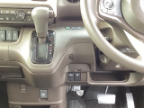 運転席周辺のスマートなレイアウトが、操作のしやすさを実現。快適なドライブをサポートします。パーキングブレーキはフットブレーキタイプです。