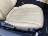 運転席にはドライバーの体型や好みに応じて前後方向だけでなく、座面前方の高さの調整ができるシートリフターを装備!
