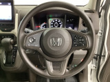 ハンドルにHondaセンシング系のクルーズコントロールやレーンキープアシストなどのスイッチと、オーディオの操作スイッチが装備されています。ハンドルから手を離さず安全に操作できます。