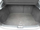 日常の使用に十分な広さの荷室です♪簡単な操作でシートアレンジもできます♪