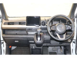 操作性に優れた運転席となります!小物入れや各ボタンの配置にこだわり、使いやすいです!座り心地もよく視認性も良好なのでロングドライブもお任せ下さい!