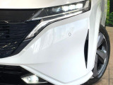 【LEDヘッドライト】悪天候や夜間走行時も良好な視界を確保し安心して運転できる高輝度LEDヘッドライトを装備!点灯速度が早く、消費電力も抑えられています。