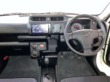 運転席周りのレイアウトをご覧ください。ナビゲーションが綺麗に装着されすっきり収まってますね!