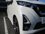 LEDヘッドライトだから夜間走行も安心で安全運転にもつながりますね。フォグランプはハロゲンバルブ。