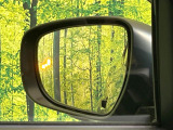 【ブラインドスポットモニター】走行中、ドアミラーの死角になりやすい箇所に後続車が接近するとサイドミラー付近に警告を表示、ドライバーに注意喚起をしてくれます。
