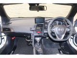 操作性に優れた運転席となります!小物入れや各ボタンの配置にこだわり、使いやすいです!座り心地もよく視認性も良好なのでロングドライブもお任せ下さい!