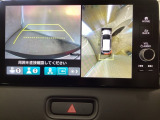 マルチビューカメラシステム搭載車です。お車の周囲を全方位でカバーします。後方・前方・両脇と、コンディションが悪い視界でもカラーモニターに映し出した映像がドライバーをサポートします。