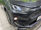 【LEDヘッドライト】悪天候や夜間走行時も良好な視界を確保し安心して運転できる高輝度LEDヘッドライトを装備!点灯速度が早く、消費電力も抑えられています。