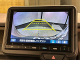 リバースギアに入れるだけで後方の表示へ切り替わります。夜間や雨の日の駐車も楽になりますよ。