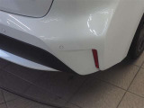 コーナーセンサーを車の前後に装備。障害物までの距離に応じて警告音を変えてお知らせ。縦列駐車時や駐車場・車庫などでの取り回しをサポートします。詳細は販売店スタッフまでおたずねください。