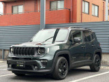 Jeepエンブレム&フロントグリルにブラックアクセントを採用。